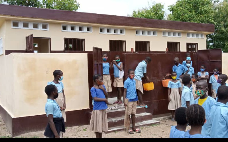 Latrine mit fließendem Wasser