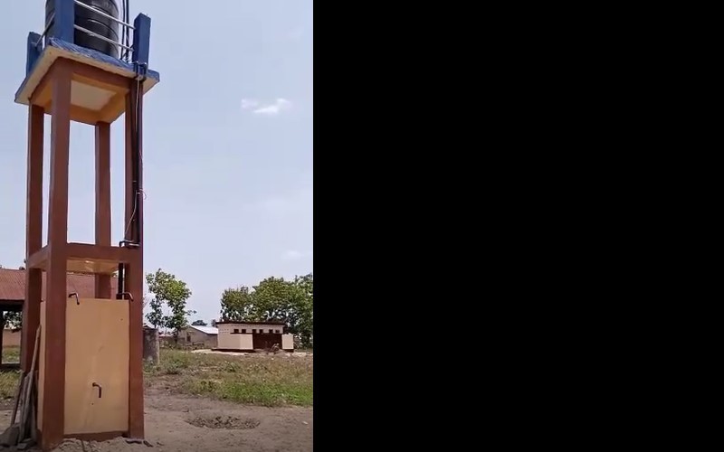 Wasserstelle, im Hintergrund die neue Latrine